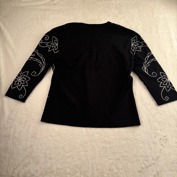 Venini Black Top with White Floral‎ Design - Picture 3 of 4